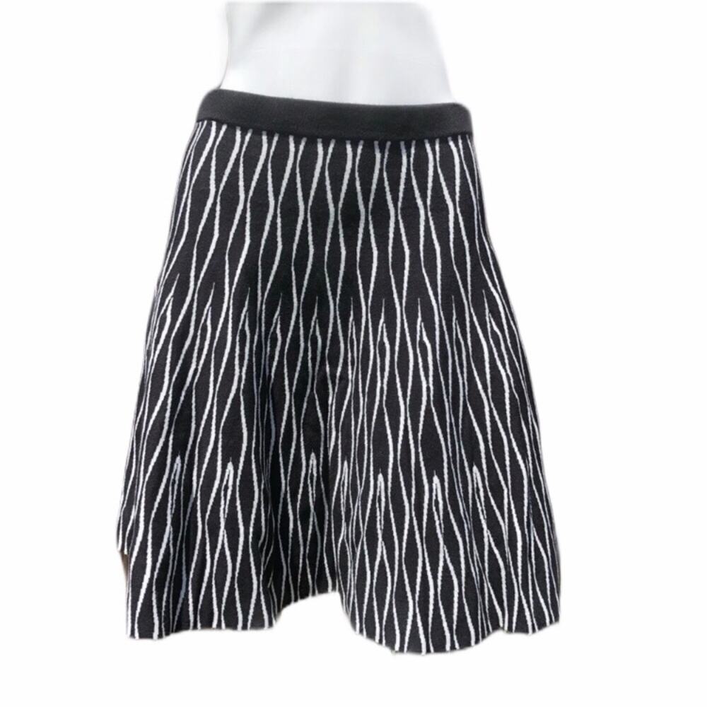 Context Lord & Taylor black white geometric design knit short skirt size Medium